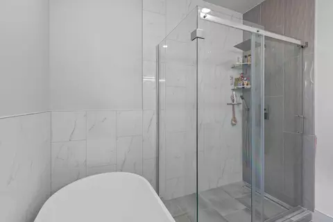 Bath - 659 W Bridgewood Ct, Springfield, MO 65803 photo 4 of 10