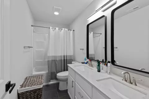 Bath - 659 W Bridgewood Ct, Springfield, MO 65803 photo 9 of 10
