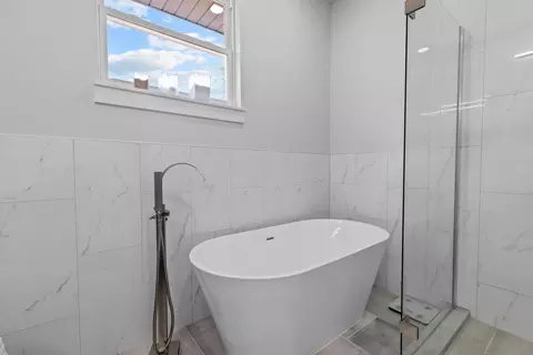 Bath - 659 W Bridgewood Ct, Springfield, MO 65803 photo 3 of 10