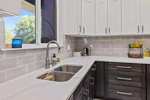 Kitchen - 659 W Bridgewood Ct, Springfield, MO 65803 photo 3 of 8