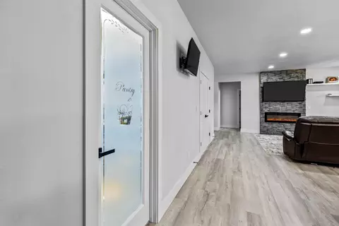 Entry Way - 659 W Bridgewood Ct, Springfield, MO 65803 photo 1 of 3