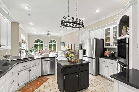 Kitchen - 2328 S Wind Rose Pl, Springfield, MO 65809 photo 5 of 7