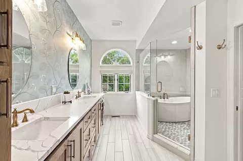 Bath - 2328 S Wind Rose Pl, Springfield, MO 65809 photo 3 of 8