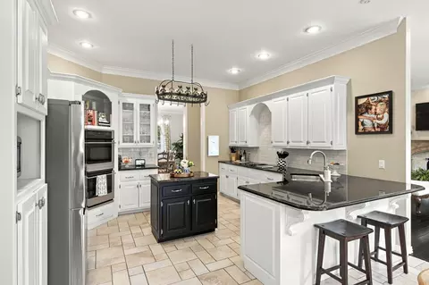Kitchen - 2328 S Wind Rose Pl, Springfield, MO 65809 photo 4 of 7