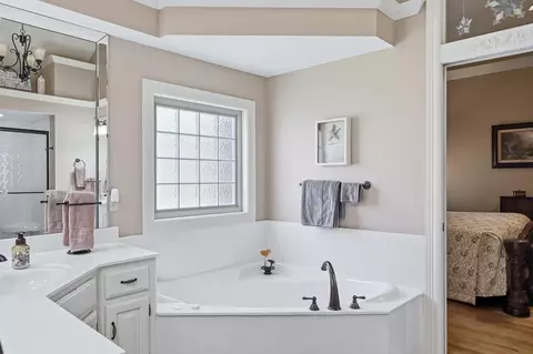 Bath - 1272 Hayden Ct, Springfield, MO 65804 photo 4 of 5
