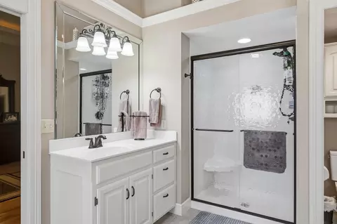 Bath - 1272 Hayden Ct, Springfield, MO 65804 photo 3 of 5