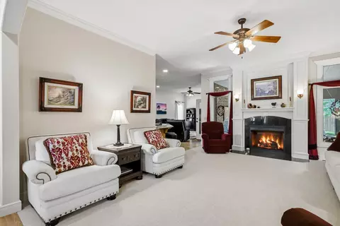 Living - 1272 Hayden Ct, Springfield, MO 65804 photo 2 of 4