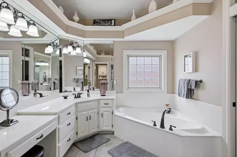 Bath - 1272 Hayden Ct, Springfield, MO 65804 photo 2 of 5
