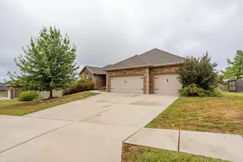 Exterior - 1095 E Daisy Falls Dr, Nixa, MO 65714 photo 2 of 9