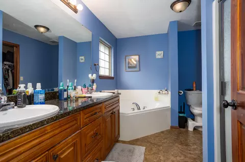 Bath - 1095 E Daisy Falls Dr, Nixa, MO 65714 photo 1 of 3
