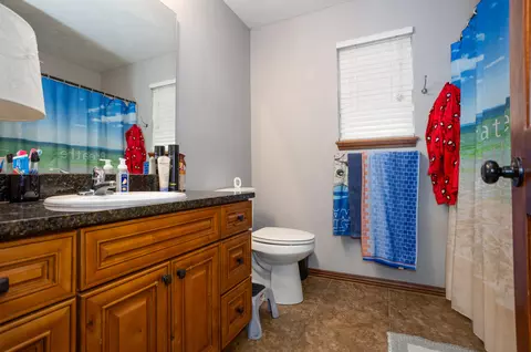 Bath - 1095 E Daisy Falls Dr, Nixa, MO 65714 photo 2 of 3