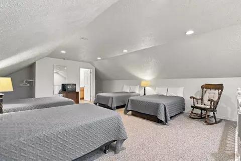 Bedroom - 425 Eagle Dr, Reeds Spring, MO 65737 photo 5 of 6