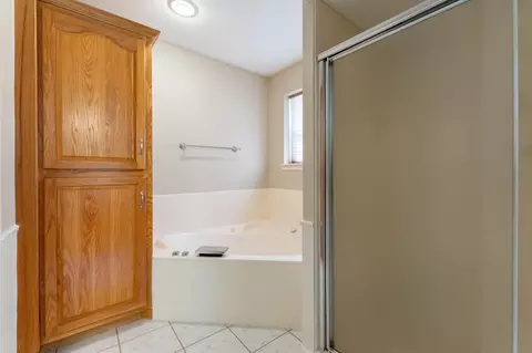 Bath - 2305 Westwind Dr, Ozark, MO 65721 photo 4 of 8