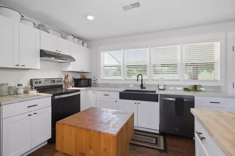 Kitchen - 14103 Beeler Rd, Cabool, MO 65689 photo 2 of 3