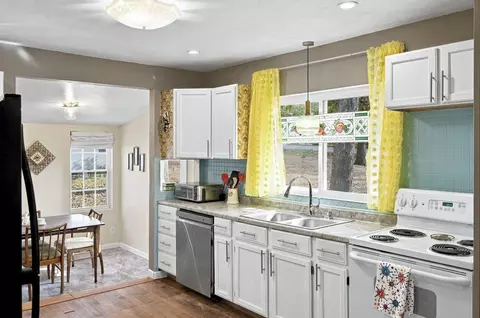 Kitchen - 292 Lakeside Dr, Forsyth, MO 65653 photo 2 of 4