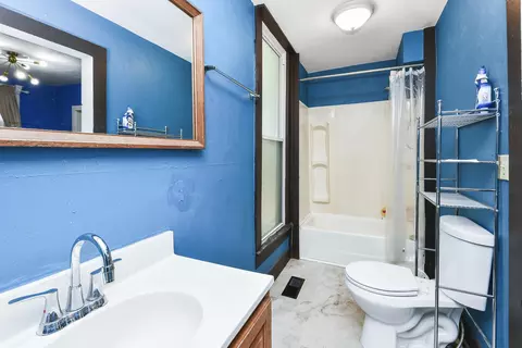 Bath - 1908 N Robberson Ave, Springfield, MO 65803 photo 1 of 2