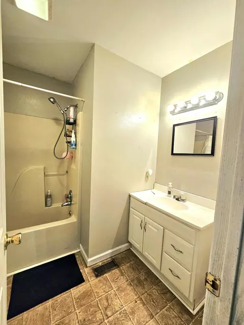 Bath - 524 E Yale St, Liberal, MO 64762 photo 2 of 8