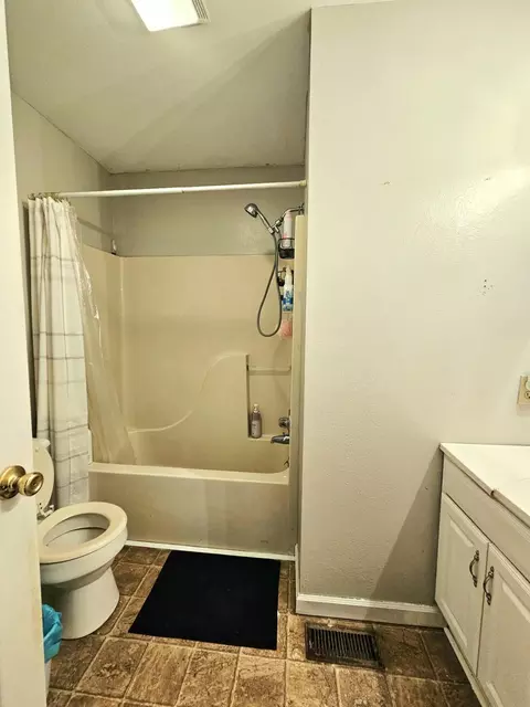 Bath - 524 E Yale St, Liberal, MO 64762 photo 1 of 8