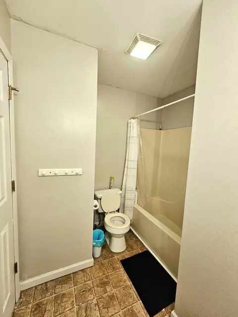 Bath - 524 E Yale St, Liberal, MO 64762 photo 3 of 8