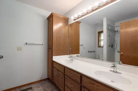 Bath - 981 W Jake Flood Cir, Nixa, MO 65714 photo 1 of 3
