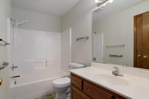 Bath - 981 W Jake Flood Cir, Nixa, MO 65714 photo 3 of 3
