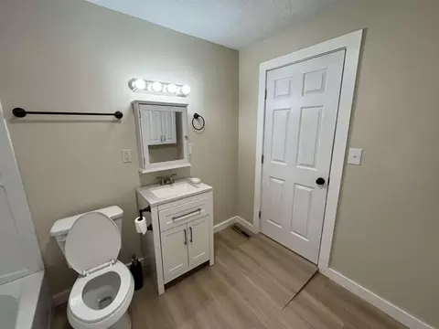 Bath - 2300 N Main Ave, Springfield, MO 65803 photo 2 of 3