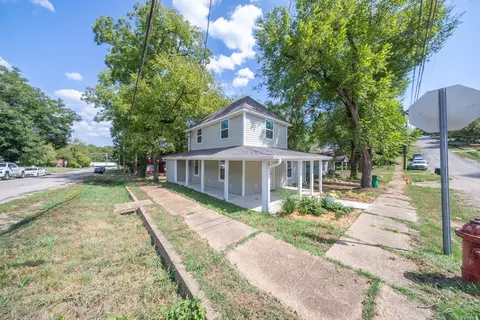 Exterior - 424 N 3rd St, Thayer, MO 65791 photo 3 of 8