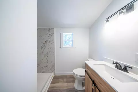 Bath - 424 N 3rd St, Thayer, MO 65791 photo 3 of 5