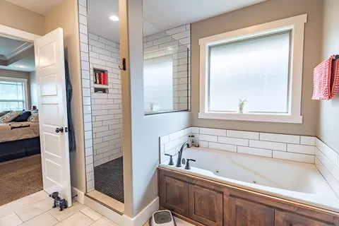Bath - 614 N Eagle Park Dr, Nixa, MO 65714 photo 3 of 8