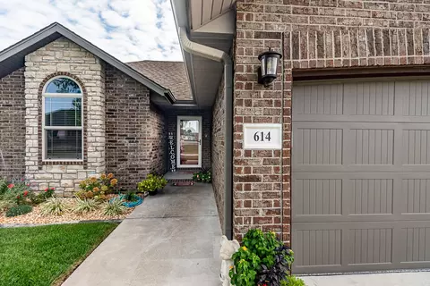 Exterior - 614 N Eagle Park Dr, Nixa, MO 65714 photo 3 of 9