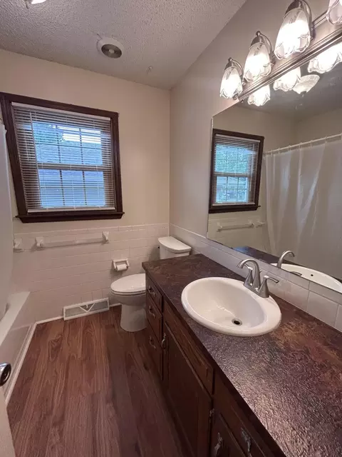 Bath - 3233 S Jefferson Ave, Springfield, MO 65807 photo 1 of 5