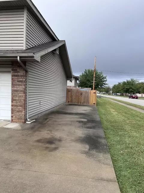 Exterior - 3233 S Jefferson Ave, Springfield, MO 65807 photo 3 of 8