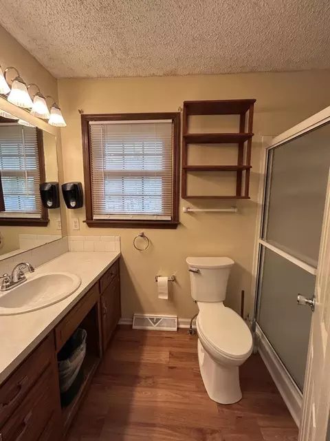 Bath - 3233 S Jefferson Ave, Springfield, MO 65807 photo 4 of 5