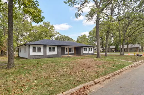 Exterior - 1025 W Vancouver St, Springfield, MO 65803 photo 2 of 10