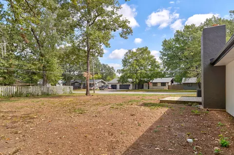 Exterior - 1025 W Vancouver St, Springfield, MO 65803 photo 9 of 10