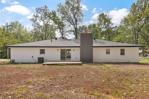 Exterior - 1025 W Vancouver St, Springfield, MO 65803 photo 7 of 10