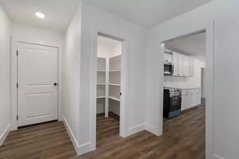 Entry Way - 1025 W Vancouver St, Springfield, MO 65803 photo 1 of 5