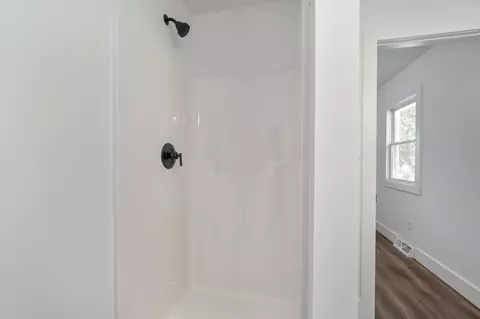 Bath - 1025 W Vancouver St, Springfield, MO 65803 photo 2 of 4