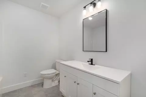 Bath - 1025 W Vancouver St, Springfield, MO 65803 photo 3 of 4