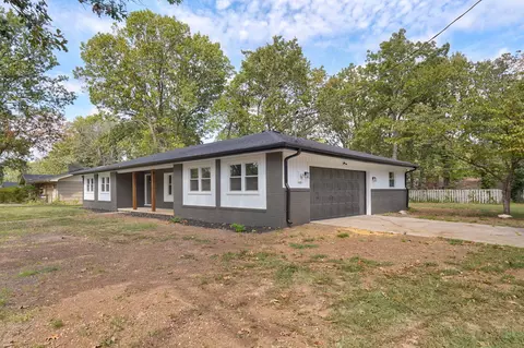 Exterior - 1025 W Vancouver St, Springfield, MO 65803 photo 3 of 10