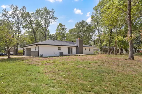 Exterior - 1025 W Vancouver St, Springfield, MO 65803 photo 6 of 10