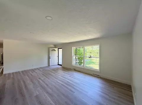 Living - 928 Walnut Lawn Ct, Springfield, MO 65807 photo 2 of 2