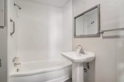 Bath - 2038 N Douglas Ave, Springfield, MO 65803 photo 1 of 1