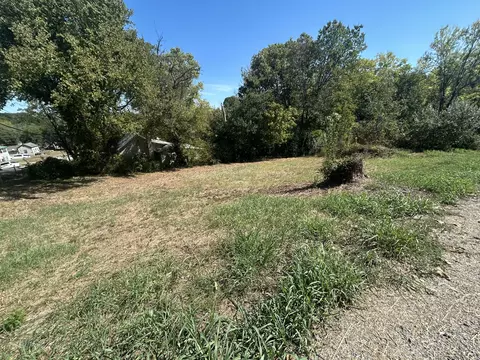 418 N 4th St, Thayer, MO 65791