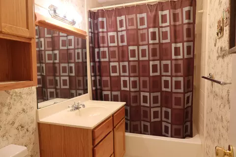Bath - 1305 Prairie Ridge Rd, Ozark, MO 65721 photo 1 of 1
