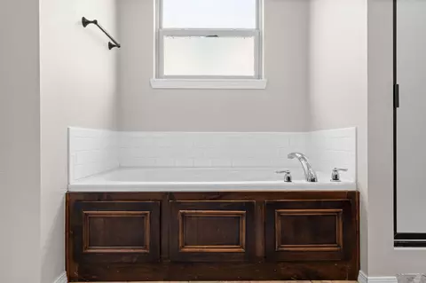 Bath - 3120 N Marion Ave, Springfield, MO 65803 photo 2 of 3