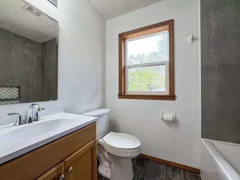 Bath - 546 Massey St, Marshfield, MO 65706 photo 2 of 4