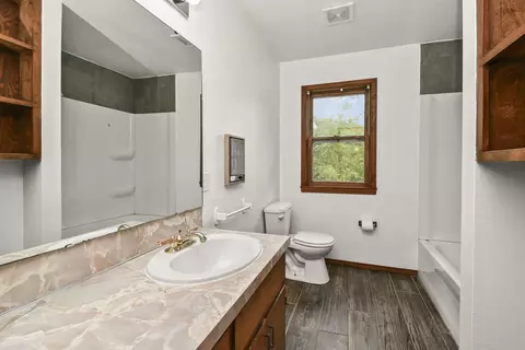 Bath - 546 Massey St, Marshfield, MO 65706 photo 3 of 4