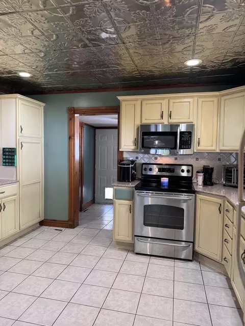 Kitchen - 1125 S Main Ave, Springfield, MO 65807 photo 6 of 9