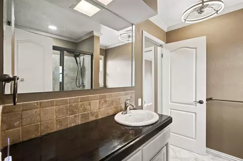 Bath - 1905 S Ventura Ave, Springfield, MO 65804 photo 2 of 3